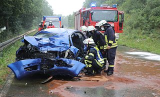 Der Skoda wurde durch die Kollision völlig zerstört. Der Fahrer kam schwerverletzt ins Krankenhaus. - Simone Flörke Der Skoda wurde durch die Kollision völlig zerstört. Der Fahrer kam schwerverletzt ins Krankenhaus. - Simone Flörke
