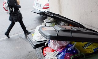 Die Müllabfuhr in Bielefeld wird teurer - teils mehr als 6,5 Prozent. - Verwendung weltweit, usage worldwide Die Müllabfuhr in Bielefeld wird teurer - teils mehr als 6,5 Prozent. - Verwendung weltweit, usage worldwide