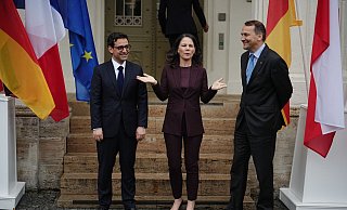Wollen gegen Desinformation vorgehen: Deutschland Außenministerin Annalena Baerbock mit ihrem französischen Amtskollegen Stéphane Séjourné (l) und Rados?aw Sikorski aus Polen. - Kay Nietfeld/dpa Wollen gegen Desinformation vorgehen: Deutschland Außenministerin Annalena Baerbock mit ihrem französischen Amtskollegen Stéphane Séjourné (l) und Rados?aw Sikorski aus Polen. - Kay Nietfeld/dpa