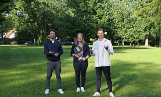 Spielen sich schon mal die Bälle zu: Die Padel-Freunde Raoul Büscher (v. l.), Julia Knake und Jonas Müller. - Yvonne Gottschlich Spielen sich schon mal die Bälle zu: Die Padel-Freunde Raoul Büscher (v. l.), Julia Knake und Jonas Müller. - Yvonne Gottschlich