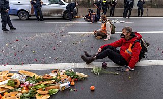 Klimaaktivisten der Gruppe «Aufstand der letzten Generation» sitzen auf der Fahrbahn und blockieren den Verkehr. - Foto: Carsten Koall/dpa Klimaaktivisten der Gruppe «Aufstand der letzten Generation» sitzen auf der Fahrbahn und blockieren den Verkehr. - Foto: Carsten Koall/dpa