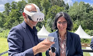 Vor Ort können Besucherinnen und Besucher in virtuelle Welten tauchen, so wie Jürgen Kisters (l.) und Suzana Alpsancar (r.) demonstrieren. - Verena Freiberg Vor Ort können Besucherinnen und Besucher in virtuelle Welten tauchen, so wie Jürgen Kisters (l.) und Suzana Alpsancar (r.) demonstrieren. - Verena Freiberg