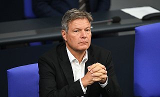 Manche Grüne fragen sich, ob eine Kanzlerkandidatur angesichts von Umfragewerten um die zehn Prozent überhaupt realistisch ist. Bundeswirtschaftsminister Robert Habeck sagt, das solle auf dem Bundesparteitag Mitte November geklärt werden. - Anna Ross/dpa Manche Grüne fragen sich, ob eine Kanzlerkandidatur angesichts von Umfragewerten um die zehn Prozent überhaupt realistisch ist. Bundeswirtschaftsminister Robert Habeck sagt, das solle auf dem Bundesparteitag Mitte November geklärt werden. - Anna Ross/dpa