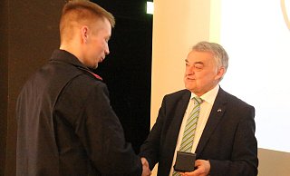 Innenminister Herbert Reul drückt jeder Einsatzkraft die Hand und dankt für das ehrenamtliche Engagement in der Flutkatastrophe im Ahrtal. - Burkhard Battran Innenminister Herbert Reul drückt jeder Einsatzkraft die Hand und dankt für das ehrenamtliche Engagement in der Flutkatastrophe im Ahrtal. - Burkhard Battran