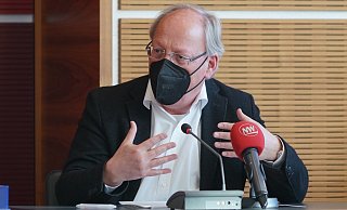 Oberbürgermeister Pit Clausen bei einer Pressekonferenz. - Peter Unger Oberbürgermeister Pit Clausen bei einer Pressekonferenz. - Peter Unger