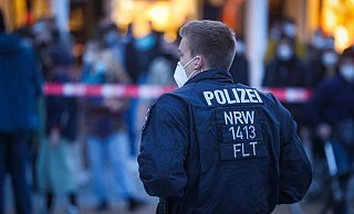 Ein Polizist steht vor der Bielefelder Demo, die sich gegen die aktuellen Corona-Maßnahmen wendet. - Symbolfoto: Sarah Jonek Ein Polizist steht vor der Bielefelder Demo, die sich gegen die aktuellen Corona-Maßnahmen wendet. - Symbolfoto: Sarah Jonek