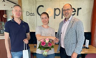 Bürgermeister Christian Carl (r.) wünscht Sarah und Matthias Lenz einen guten Start in Bad Wünnenberg. - Stadt Bad Wünnenberg Bürgermeister Christian Carl (r.) wünscht Sarah und Matthias Lenz einen guten Start in Bad Wünnenberg. - Stadt Bad Wünnenberg
