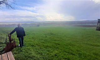 Auch bei Regen und verhangenem Himmel kann Walter Güntermann oberhalb von Ossendorf seinen Lieblingsplatz am Asselner Wald genießen. - Simone Flörke Auch bei Regen und verhangenem Himmel kann Walter Güntermann oberhalb von Ossendorf seinen Lieblingsplatz am Asselner Wald genießen. - Simone Flörke