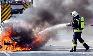 Ein Auto ist in Petershagen in Flammen aufgegangen. (Symbolbild) - Frank-Michael Kiel-Steinkamp Ein Auto ist in Petershagen in Flammen aufgegangen. (Symbolbild) - Frank-Michael Kiel-Steinkamp