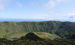 Der Krater der Caldeira in der Mitte der Insel Faial (Azoren). Er hat einen Durchmesser von zwei Kilometern. - Sophie Luchtmeier Der Krater der Caldeira in der Mitte der Insel Faial (Azoren). Er hat einen Durchmesser von zwei Kilometern. - Sophie Luchtmeier