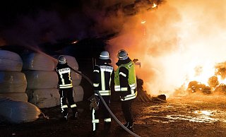 26 Stunden lang kämpften insgesamt 200 Einsatzkräfte bei dem Großbrand in Jöllenbeck gegen die Flammen. - Christian Mathiesen 26 Stunden lang kämpften insgesamt 200 Einsatzkräfte bei dem Großbrand in Jöllenbeck gegen die Flammen. - Christian Mathiesen