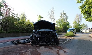 Der flüchtende Fahrer verlor die Kontrolle über sein Auto und kollidierte mit einer Grundstückseinfriedung. - Polizei Minden-Lübbecke Der flüchtende Fahrer verlor die Kontrolle über sein Auto und kollidierte mit einer Grundstückseinfriedung. - Polizei Minden-Lübbecke