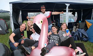 Mit rosa Flamingo: Die Camper auf dem Zeltplatz lassen sich die Stimmung nicht vermiesen.Hier eine Truppe aus dem Lipperland, Bergheim, Vinsebeck und Grevenhagen. - Manuela Puls Mit rosa Flamingo: Die Camper auf dem Zeltplatz lassen sich die Stimmung nicht vermiesen.Hier eine Truppe aus dem Lipperland, Bergheim, Vinsebeck und Grevenhagen. - Manuela Puls