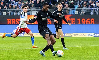 Im Hinspiel beim HSV erzielte SCP-Talent Ilyas Ansah in dieser Szene den 2:1-Siegtreffer. Der Ex-Hamburger Filip Bilbija (hinten r.) hatte zuvor das 1:1 erzielt, um später mit Rot vom Platz zu fliegen. - picture alliance Im Hinspiel beim HSV erzielte SCP-Talent Ilyas Ansah in dieser Szene den 2:1-Siegtreffer. Der Ex-Hamburger Filip Bilbija (hinten r.) hatte zuvor das 1:1 erzielt, um später mit Rot vom Platz zu fliegen. - picture alliance