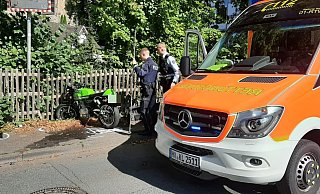 Mit dem Rettungswagen wurde der schwer verletzte Motorradfahrer ins Krankenhaus gebracht. - Dieter Scholz Mit dem Rettungswagen wurde der schwer verletzte Motorradfahrer ins Krankenhaus gebracht. - Dieter Scholz