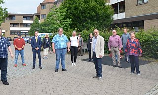 Das FDP-Team rund um den Spitzenkandidaten Rainer Kalla (4. v. r.). Es sind langjährige Kommunalpolitiker dabei. Aber auch junge Leute wollen sich für die Weiterentwicklung der Stadt einsetzen. - FDP Spenge Das FDP-Team rund um den Spitzenkandidaten Rainer Kalla (4. v. r.). Es sind langjährige Kommunalpolitiker dabei. Aber auch junge Leute wollen sich für die Weiterentwicklung der Stadt einsetzen. - FDP Spenge