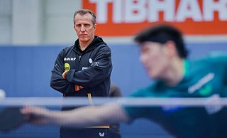 Tischtennis-Bundestrainer Jörg Roßkopf beim Training mit Nationalspieler Dang Qiu. - Rolf Vennenbernd/dpa Tischtennis-Bundestrainer Jörg Roßkopf beim Training mit Nationalspieler Dang Qiu. - Rolf Vennenbernd/dpa