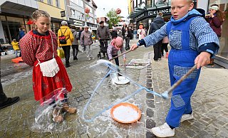 Linea und Henry sind zwar auch als Hänsel und Gretel unterwegs – große Seifenblasen machen, das können sie aber außerdem. - Thomas Kube Linea und Henry sind zwar auch als Hänsel und Gretel unterwegs – große Seifenblasen machen, das können sie aber außerdem. - Thomas Kube