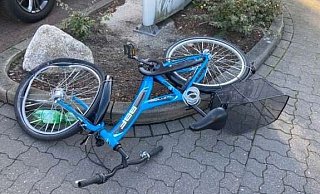 Der junge Radler war auf dem Gehweg unterwegs. Dort kam es zur Kollision mit dem schwarzen Auto - Symbolfoto: Polizei Der junge Radler war auf dem Gehweg unterwegs. Dort kam es zur Kollision mit dem schwarzen Auto - Symbolfoto: Polizei