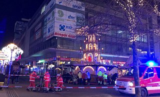 Einsatzkräfte von Rettungsdiensten und Feuerwehr sind im Einsatz auf dem Weihnachtsmarkt in Magdeburg. - Dörthe Hein/dpa-Zentralbild/dpa Einsatzkräfte von Rettungsdiensten und Feuerwehr sind im Einsatz auf dem Weihnachtsmarkt in Magdeburg. - Dörthe Hein/dpa-Zentralbild/dpa