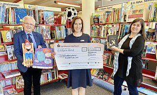 Über die Spenden freuen sich (von links) Erwin Steffen vom Förderverein der Bücherei, Ute Sussiek, stellvertretende Filialleiterin der Sparkasse Hiddenhausen/Eilshausen und Bücherei-Leiterin Christine Kuske. - Alexander Jenniches Über die Spenden freuen sich (von links) Erwin Steffen vom Förderverein der Bücherei, Ute Sussiek, stellvertretende Filialleiterin der Sparkasse Hiddenhausen/Eilshausen und Bücherei-Leiterin Christine Kuske. - Alexander Jenniches