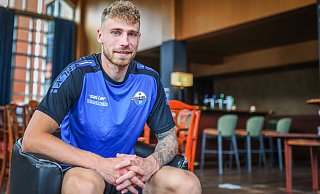 SCP-Neuzugang Felix Platte gönnt sich in der Bar des Teamhotels im niederländischen Garderen eine kleine Pause. - Sarah Jonek SCP-Neuzugang Felix Platte gönnt sich in der Bar des Teamhotels im niederländischen Garderen eine kleine Pause. - Sarah Jonek