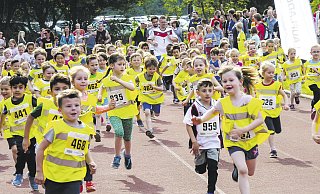 Mehr als 1.200 Läuferinnen und Läufer waren zuletzt beim Residenz-Abendlauf am Start. Auch das Rennen der Kindergartenkinder erfreute sich großer Beliebtheit. - TSV Schloß Neuhaus Mehr als 1.200 Läuferinnen und Läufer waren zuletzt beim Residenz-Abendlauf am Start. Auch das Rennen der Kindergartenkinder erfreute sich großer Beliebtheit. - TSV Schloß Neuhaus
