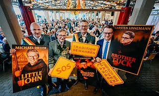 Die Hauptrollen im von Kämper-Hauptmann Fabian Pantke (v. l.) geschriebenen Puppentheater Robin Hood und die Männer von Sherwood Forest spielen Bürgermeister Michael Dreier als hilfesuchender Little John Oberst Bernd Zengerling als traditionsbewahrender Robernd Hood und CDU-Generalsekretär Carsten Linnemann als asketischer Bruder Tuck. - Besim Mazhiqi Die Hauptrollen im von Kämper-Hauptmann Fabian Pantke (v. l.) geschriebenen Puppentheater Robin Hood und die Männer von Sherwood Forest spielen Bürgermeister Michael Dreier als hilfesuchender Little John Oberst Bernd Zengerling als traditionsbewahrender Robernd Hood und CDU-Generalsekretär Carsten Linnemann als asketischer Bruder Tuck. - Besim Mazhiqi