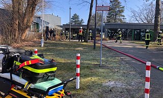 Brand im Keller dieser Bielefelder Grundschule. Die Feuerwehr ist im Einsatz. - Jürgen Mahncke Brand im Keller dieser Bielefelder Grundschule. Die Feuerwehr ist im Einsatz. - Jürgen Mahncke