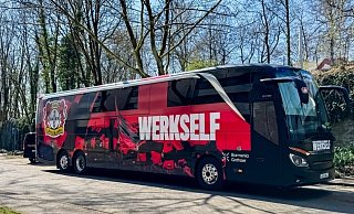 Der Bus der Leverkusener steht geparkt vor dem Hotel am Bielefelder Johannisberg. - Paul Brinkmann Der Bus der Leverkusener steht geparkt vor dem Hotel am Bielefelder Johannisberg. - Paul Brinkmann