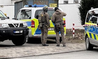Spezialkräfte der Polizei durchsuchten ein Haus an der Hauptstraße in Bielefeld-Brackwede. - Symbolfoto: Paul Brinkmann Spezialkräfte der Polizei durchsuchten ein Haus an der Hauptstraße in Bielefeld-Brackwede. - Symbolfoto: Paul Brinkmann