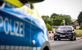 Der Passat der mutmaßlichen Unfallverursacherin wurde bei dem Unfall auf der Bielefelder Straße in Herford schwer beschädigt. Beide Insassinen kamen ins Krankenhaus. - Daniel Salmon Der Passat der mutmaßlichen Unfallverursacherin wurde bei dem Unfall auf der Bielefelder Straße in Herford schwer beschädigt. Beide Insassinen kamen ins Krankenhaus. - Daniel Salmon