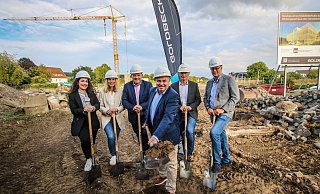 Ghazal Taheri (SEH, von links), Britta Kwast (Goldbeck), Marcel Haselof, Tim Kähler, Jochen Tacke (Goldbeck) und Hartmut Dieckmann (Firma Dieckmann) beim symbolischen Spatenstich am künftigen Standort von Herfords größtem Parkhaus. - Daniel Salmon Ghazal Taheri (SEH, von links), Britta Kwast (Goldbeck), Marcel Haselof, Tim Kähler, Jochen Tacke (Goldbeck) und Hartmut Dieckmann (Firma Dieckmann) beim symbolischen Spatenstich am künftigen Standort von Herfords größtem Parkhaus. - Daniel Salmon