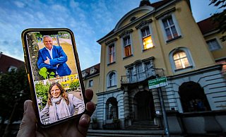 Langes Warten auf die Bürgermeisterkandidaten: Sowohl Tim Kähler (SPD) als auch Anke Theisen (CDU) haben den Wahlabend überwiegend abseits der Öffentlichkeit verbracht. Kähler bei sich zuhause, Theisen in den Fraktionsräumen des Kreishauses. - Daniel Salmon Langes Warten auf die Bürgermeisterkandidaten: Sowohl Tim Kähler (SPD) als auch Anke Theisen (CDU) haben den Wahlabend überwiegend abseits der Öffentlichkeit verbracht. Kähler bei sich zuhause, Theisen in den Fraktionsräumen des Kreishauses. - Daniel Salmon