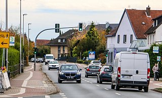 Schon am Freitag, 31. Oktober, standen an der Einmündung "Zum Haberland" Absperrbaken. Für zwei Wochen ist der Abschnitt der Engerstraße in Herford auf 80 Metern ab Montag dicht. Die Umleitungsstrecken sind einige Kilometer lang. Un das hat einen Grund. - Daniel Salmon Schon am Freitag, 31. Oktober, standen an der Einmündung "Zum Haberland" Absperrbaken. Für zwei Wochen ist der Abschnitt der Engerstraße in Herford auf 80 Metern ab Montag dicht. Die Umleitungsstrecken sind einige Kilometer lang. Un das hat einen Grund. - Daniel Salmon