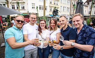 Auf dem Gänsemarkt hat es an diesem Samstag diese Truppe verschlagen: Christian Tappe (v. l.), Pascal Fürst-Intek, Sonja Fürst, Fiona Weigel, Werner Heusinger von Waldegge und Bejamin Muñoz Brosig. - Daniel Salmon Auf dem Gänsemarkt hat es an diesem Samstag diese Truppe verschlagen: Christian Tappe (v. l.), Pascal Fürst-Intek, Sonja Fürst, Fiona Weigel, Werner Heusinger von Waldegge und Bejamin Muñoz Brosig. - Daniel Salmon