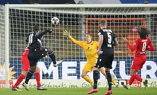 Bielefelds Reinhold Yabo (l) erzielt den Treffer zum 1:0 gegen Herthas Torwart Alexander Schwolow (M). - Foto: Friso Gentsch/dpa Bielefelds Reinhold Yabo (l) erzielt den Treffer zum 1:0 gegen Herthas Torwart Alexander Schwolow (M). - Foto: Friso Gentsch/dpa