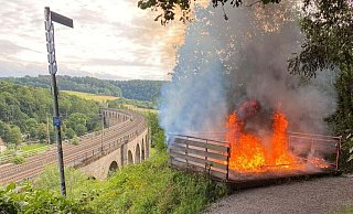 Die Aussichtsplattform stand beim Eintreffen der ersten Kräfte im Vollbrand. - Feuerwehr Altenbeken Die Aussichtsplattform stand beim Eintreffen der ersten Kräfte im Vollbrand. - Feuerwehr Altenbeken