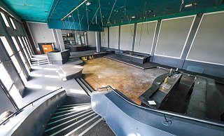 Einiges ist noch da aus Stadtpalais-Zeiten, wie Spiegelflächen und Thekenelemente hier im großen Saal in der ersten Etage. Vieles, wie die geschwungene Treppe (vorne), ist allerdings nicht historisch, sondern wurde in Leichtbauweise für die Disco errichtet. - Andreas Zobe Einiges ist noch da aus Stadtpalais-Zeiten, wie Spiegelflächen und Thekenelemente hier im großen Saal in der ersten Etage. Vieles, wie die geschwungene Treppe (vorne), ist allerdings nicht historisch, sondern wurde in Leichtbauweise für die Disco errichtet. - Andreas Zobe