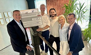 An der Nachbildung eines Trinkwasserbrunnens versammeln sich bei Cup & Cino (v. l.) Norbert Leibold, Robin Stork (beide Stork-Gruppe), Stifter Neven Subotic sowie das Stifterpaar Sabine und Frank Epping. - Jens Reddeker An der Nachbildung eines Trinkwasserbrunnens versammeln sich bei Cup & Cino (v. l.) Norbert Leibold, Robin Stork (beide Stork-Gruppe), Stifter Neven Subotic sowie das Stifterpaar Sabine und Frank Epping. - Jens Reddeker