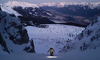 In der Nordwestrinne: Benjamin Kraft ist im Morgengrauen auf dem Weg zur Nockspitze südlich von Innsbruck. - Christian Kraft In der Nordwestrinne: Benjamin Kraft ist im Morgengrauen auf dem Weg zur Nockspitze südlich von Innsbruck. - Christian Kraft