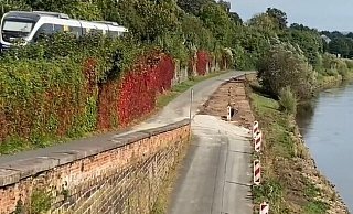 Unten Deutschlands beliebtester Fernradweg und die in Bau befindliche neue Weserpromenade, oben ab 2027 Atommüll-Transporte. Passt das zusammen? - Dirk Wilhelm Unten Deutschlands beliebtester Fernradweg und die in Bau befindliche neue Weserpromenade, oben ab 2027 Atommüll-Transporte. Passt das zusammen? - Dirk Wilhelm