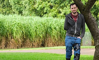 Sven Böker aus Bünde hatte einen schweren Motorradunfall auf der A30, bei dem er einen Teil seines rechten Arms und seines rechten Fußes verlor. Dass er heute noch lebt und bei seiner Familie sein kann, verdankt er maßgeblich seinen Ersthelfern an der Unfallstelle. Mit dem Retter aus Osnabrück verbindet ihn heute eine Freundschaft. - Kathrin Weege Sven Böker aus Bünde hatte einen schweren Motorradunfall auf der A30, bei dem er einen Teil seines rechten Arms und seines rechten Fußes verlor. Dass er heute noch lebt und bei seiner Familie sein kann, verdankt er maßgeblich seinen Ersthelfern an der Unfallstelle. Mit dem Retter aus Osnabrück verbindet ihn heute eine Freundschaft. - Kathrin Weege