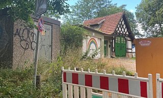 Die 16-Jährigen wurden in einen Hinterhalt an der Regenbogengarage in der Uferstraße gelockt. Einer von ihnen schwebt nach dem Angriff in Lebensgefahr. - Patrick Schwemling Die 16-Jährigen wurden in einen Hinterhalt an der Regenbogengarage in der Uferstraße gelockt. Einer von ihnen schwebt nach dem Angriff in Lebensgefahr. - Patrick Schwemling