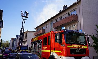 Löschfahrzeug und Leiterwagen in der engen Straße. - Christian Mathiesen Löschfahrzeug und Leiterwagen in der engen Straße. - Christian Mathiesen