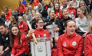 Auch das macht das Hallenmasters des FSV Güterslohn aus – der Lärm und die Stimmung auf der Tribüne der Sporthalle Ost. Wenn die Teams des Gastgebers nicht gerade selber spielen, feuern sie gerne auch andere Mannschaften an. All das fehlt in diesem Jahr. - Jens Dünhölter Auch das macht das Hallenmasters des FSV Güterslohn aus – der Lärm und die Stimmung auf der Tribüne der Sporthalle Ost. Wenn die Teams des Gastgebers nicht gerade selber spielen, feuern sie gerne auch andere Mannschaften an. All das fehlt in diesem Jahr. - Jens Dünhölter