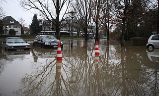 Der Parkplatz am Rathaus Mitte Dezember 2017. Fast immer steht dieser Platz als einer der ersten unter Wasser, wenn die Else ansteigt. - Björn Kenter Der Parkplatz am Rathaus Mitte Dezember 2017. Fast immer steht dieser Platz als einer der ersten unter Wasser, wenn die Else ansteigt. - Björn Kenter