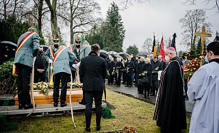 Paderborner Schützen ließen nach einem Requiem im Dom den Sarg mit dem Verstorbenen in die Familiengruft auf dem Ostfriedhof hinab. WeihbischofMatthias König (r.) sprach vor der Trauergemeinde den Segen. - Besim Mazhiqi Paderborner Schützen ließen nach einem Requiem im Dom den Sarg mit dem Verstorbenen in die Familiengruft auf dem Ostfriedhof hinab. WeihbischofMatthias König (r.) sprach vor der Trauergemeinde den Segen. - Besim Mazhiqi