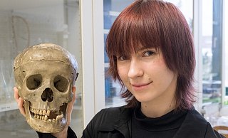 Emily Dyck vom Friedrichs Gymnasium erreichte für ihr Projekt "Geschlechtsbestimmung an einem menschlichen Schädel" einen dritten Preis in der Kategorie Biologie. - Ralf Bittner Emily Dyck vom Friedrichs Gymnasium erreichte für ihr Projekt "Geschlechtsbestimmung an einem menschlichen Schädel" einen dritten Preis in der Kategorie Biologie. - Ralf Bittner