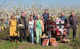 Charlotte Otte (3. v. l.), ihre Mutter Hanna Otte (M.) und das Team vom Obsthof Otte bereiten sich auf ein buntes und sonniges Obstblüten-Fest am 1. Mai vor. - Ralf Bittner Charlotte Otte (3. v. l.), ihre Mutter Hanna Otte (M.) und das Team vom Obsthof Otte bereiten sich auf ein buntes und sonniges Obstblüten-Fest am 1. Mai vor. - Ralf Bittner